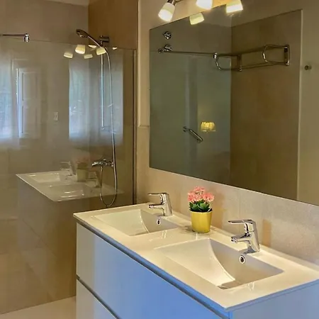 Nice In With Wifi, 2 Bedrooms And Outdoor Swimming Pool * كانديليدا